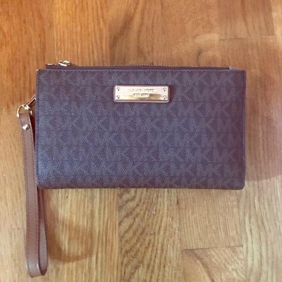Michael Kors Handbags - Michael Kors Smart Phone Wallet/ Wristlet